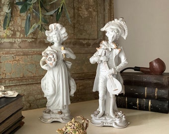 Couple figurines en biscuit de porcelaine, période 1750-1800, porcelaine, bibelot, objets décoratifs, décoration intérieure, décoration de table, décoration de bureau