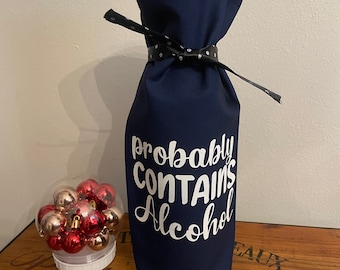 Bolsa para botella de vino azul que probablemente contenga alcohol