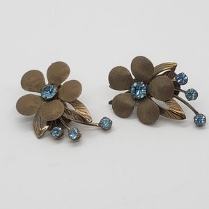 Karu Arke Screw Back Floral Theme Earrings Vintage 1950s Gold Tone With Blue Prong Set Rhinestones