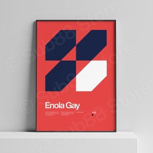 Może przedstawiać: Czerwony plakat z geometrycznym wzorem w kolorze białym i granatowym. Plakat zawiera tekst "Enola Gay" i "1946" w kolorze białym.