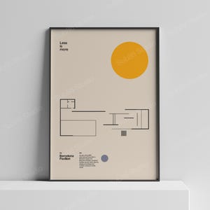 Könnte beinhalten: Gerahmter Kunstdruck mit minimalistischem Design. Er zeigt den Text "Less is more" und eine Darstellung des Barcelona-Pavillons. Das Kunstwerk enthält einen großen gelben Kreis und einen kleinen blauen Kreis auf beigem Hintergrund.
