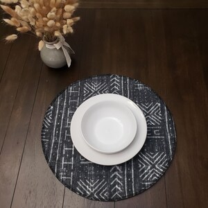 Czarna podkładka z nadrukiem Mudcloth, okrągła czarna podkładka, okrągła podkładka, podkładka z nadrukiem Mali Mudcloth, wyprodukowana w USA, 1 szt.