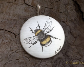 Hummel pendant, hand engraving on silver with gold inlays