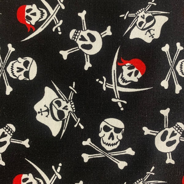 Tissu pirate ~ 100 % coton de qualité courtepointe ~ Contes de pirates par Echo Park Paper Co Riley Blake Designs ~ tête de mort et os croisés