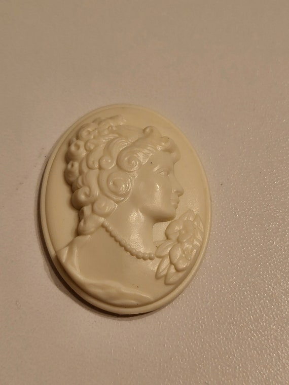 Vintage Cameo Victorian style lady with pearls and