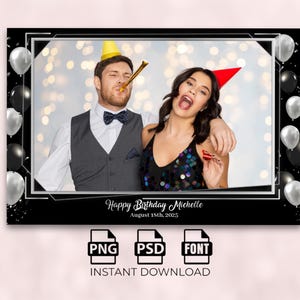 Peut inclure: Un cadre de photomaton noir et argent avec un couple au centre. Le cadre a un fond noir avec des accents argentés et une bordure blanche. Le couple porte des chapeaux de fête et souffle des sifflets de fête. Le texte "Happy Birthday Michelle August 18th, 2025" est en bas du cadre.