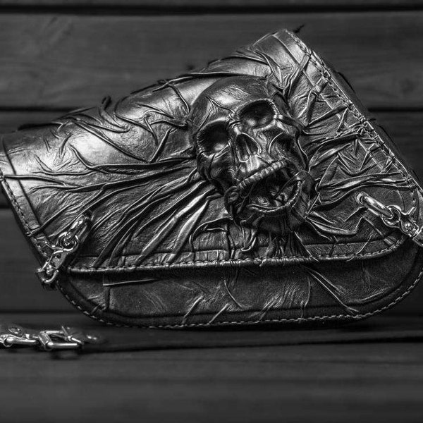 Linke Seite des Motorrads, schwarze Leder-Satteltasche Skull, Sportster Leder-Satteltasche Skull, Custom Design zerknitterte Leder-Seitentasche Skull