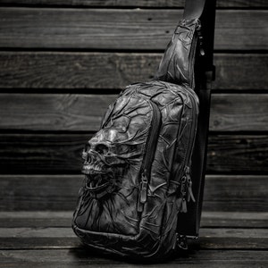 Handgemaakte zwart lederen crossbody tas Skull Gothic stijl, Gothic leren tas met Skull, Biker&#39;s zwarte leren tas Skull, Custom design tas