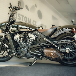 Motorcycle&#39;s brown leather swingarm bag for Indian Scout, Left side swingarm bag Skull, Gothic style leather saddlebag Skull