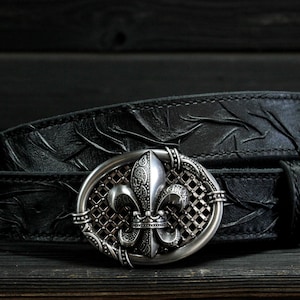 Cinto de couro preto feito à mão com fivela Royal Fleur de Lis, fivela de cinto French Lily, fivela de cinto Royal Flower, cinto preto Royal Lily costurado à mão