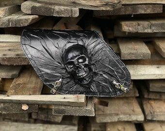 Schwarze Motorrad-Schwingentasche aus Leder mit Totenkopf, schwarze Leder-Schwingentasche mit Totenkopf, Leder-Satteltasche mit Totenkopf, gotische Motorrad-Seitentasche