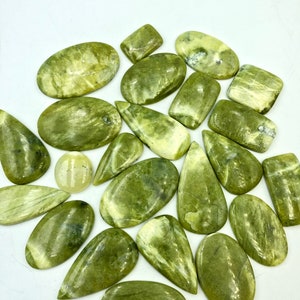 100% naturalny kaboszon serpentynowy. Doskonała jakość do tworzenia ręcznie robionej biżuterii, owijania drutem oraz do uzdrawiania reiki i medytacji.