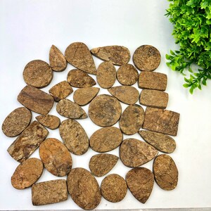 100% naturalny, najwyższej jakości, niepolerowany bronzyt. Rzadki przedmiot, najlepszy do wyrobu biżuterii ręcznie robionej metodą owijania drutu.