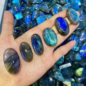 100% natural de qualidade premium suave e bonito cor azul flash. Item raro, melhor para fazer joias embrulhando fio de cura cabochão artesanal.