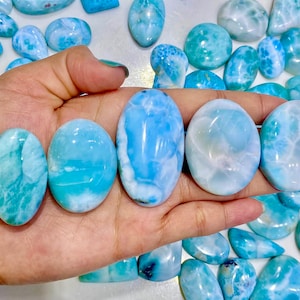 100% Natural de Qualidade Preciosa Lindo Cabochão Larimar Liso Item Raro, Melhor para Curar fazendo Joias Artesanais Embrulho de arame feito à mão.