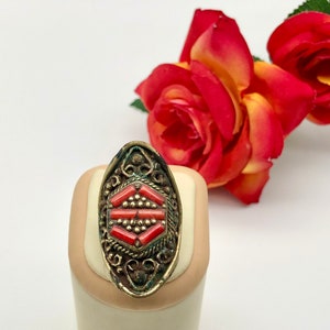 Anillo de coral rojo 100% natural / Piedra preciosa de coral rojo genuino Hermoso anillo antiguo de diseño antiguo.
