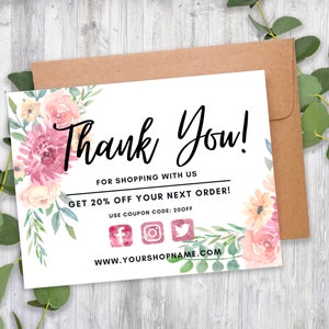 Puede incluir: Una tarjeta de agradecimiento con un diseño floral en tonos rosa, blanco y verde. La tarjeta dice "¡Gracias!" e incluye el texto "FOR SHOPPING WITH US GET 20% OFF YOUR NEXT ORDER! USE COUPON CODE: 200FF WWW.YOURSHOPNAME.COM".