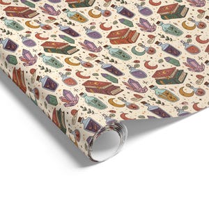 Puede incluir: Papel pintado enrollado con un patr&oacute;n repetido de elementos m&iacute;sticos. El dise&ntilde;o incluye botellas de pociones, cristales, libros, lunas y estrellas en tonos morado, verde, naranja y marr&oacute;n sobre un fondo crema.