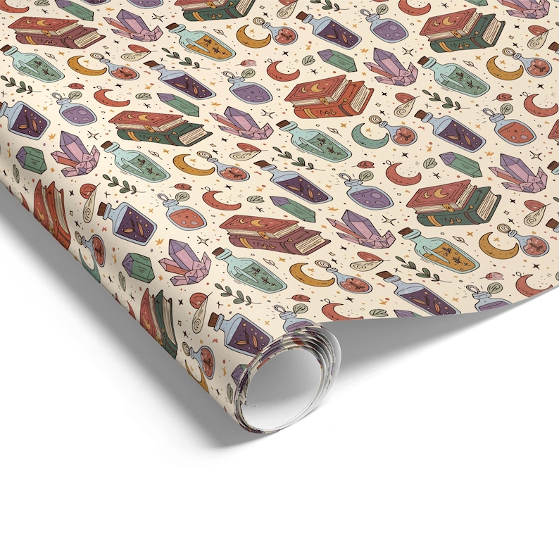 Puede incluir: Papel pintado enrollado con un patr&oacute;n repetido de elementos m&iacute;sticos. El dise&ntilde;o incluye botellas de pociones, cristales, libros, lunas y estrellas en tonos morado, verde, naranja y marr&oacute;n sobre un fondo crema.