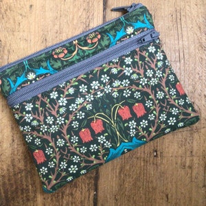 Monedero hecho a mano William Morris con estampado floral de tulipanes y compartimento para tarjetas de crédito