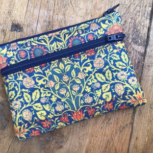 Monedero hecho a mano William Morris de tela violeta y columbina con compartimento para tarjetas de crédito