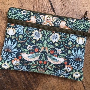Monedero William Morris Strawberry Thief de tela verde marino con compartimento para tarjetas de crédito
