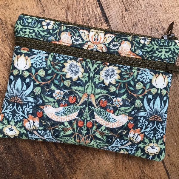 Monedero William Morris Strawberry Thief de tela verde marino con compartimento para tarjetas de crédito