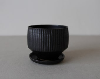 Ceramic ribbed planter with saucer, Black flower pot, R: 10cm (3.9")