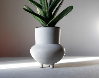 White footed planter or vase, Flower pot on 3 legs, stoneware , R: 9cm (3.5")