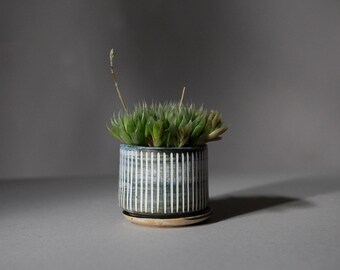 Ceramic ribbed planter with saucer, light blue striped flower pot, R: 8.5cm (3.3")