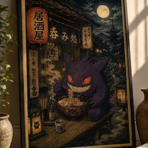 Peut inclure: Une impression d'art encadrée représentant un personnage Gengar violet mangeant un bol de ramen à une table en bois dans une rue japonaise la nuit. L'image montre une pleine lune, des lanternes lumineuses avec du texte japonais et un décor sombre.