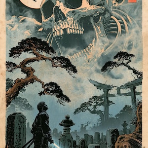 Peut inclure: Une illustration d'affiche montrant une silhouette tenant une &eacute;p&eacute;e bleue lumineuse dans un cimeti&egrave;re avec des lanternes en pierre et un portail torii. Un cr&acirc;ne g&eacute;ant domine le ciel nuageux au-dessus d'une pleine lune avec des oiseaux.