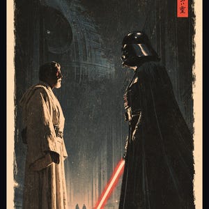 Peut inclure: Une impression d'art verticale repr&eacute;sentant une confrontation entre une silhouette en robe claire et une silhouette en armure sombre avec un sabre laser rouge brillant. La sc&egrave;ne pr&eacute;sente une grande structure circulaire et du texte japonais rouge.