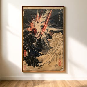 Peut inclure: Une impression d'art verticale encadrée dans un cadre en bois représentant une illustration stylisée d'une silhouette à cornes rouge et noire en robe sombre affrontant un sabre laser rouge contre une silhouette en robe blanche fluide.