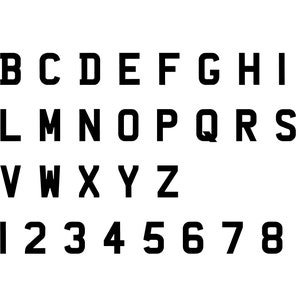 Könnte beinhalten: Schwarz-weiße Schriftart für Alphabet und Zahlen mit fetten, klobigen Buchstaben. Die Buchstaben sind Großbuchstaben und die Zahlen sind einstellige Zahlen.