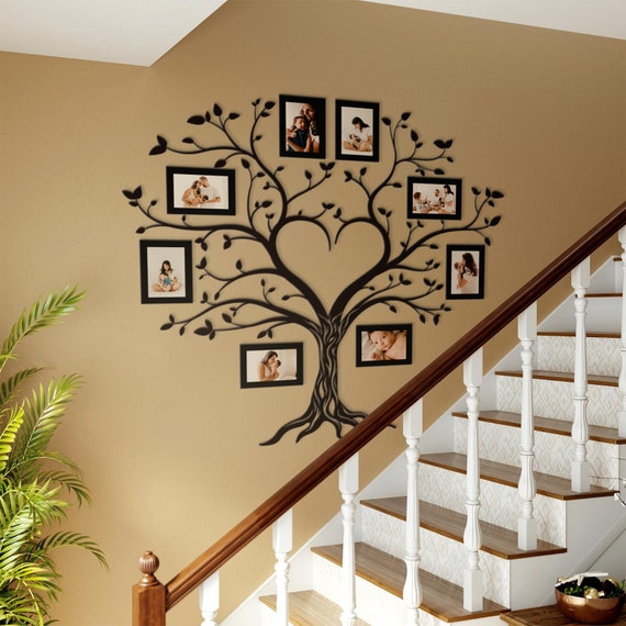 Collage da parete con cornici per foto, albero della vita in legno