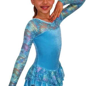 Pu&ograve; includere: Un abito da pattinaggio artistico azzurro chiaro con maniche lunghe e un'applicazione in pizzo. L'abito ha una gonna a balze e una scollatura rotonda.