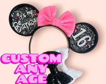 Könnte beinhalten: Ein schwarzes Stirnband mit rosa Schleife und zwei schwarzen kreisförmigen Ohren. Ein Ohr hat den Text "it's my birthday" und das andere die Zahl "16". Unter dem Stirnband befinden sich zwei Pailletten-Schleifen, eine schwarze und eine weiße. Der Text "CUSTOM ANY AGE" ist im Vordergrund.