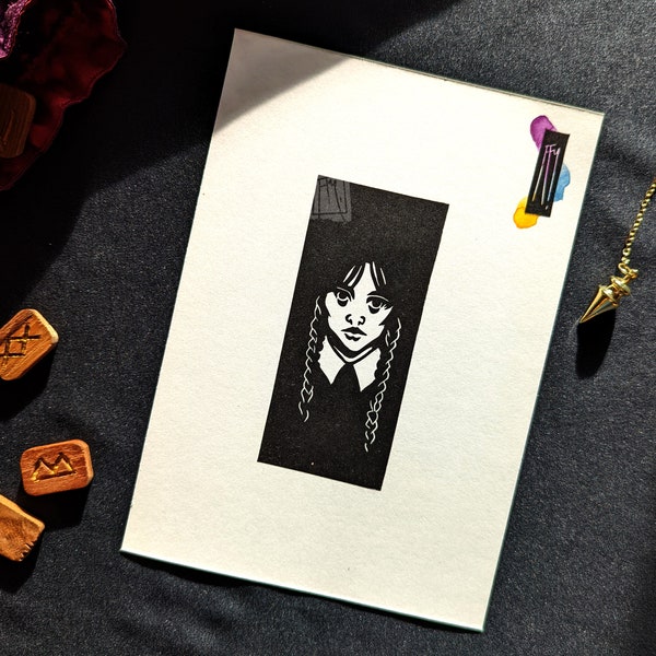 Linogravure Wednesday Addams, Mercredi Addams, Tim Burton, 15x21cm (A5), illustration noir et blanc avec aquarelle, impression à la main