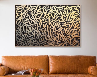Peut inclure: Œuvre d'art abstraite avec calligraphie dorée sur fond noir, encadrée d'or. Elle est accrochée au-dessus d'un canapé en cuir marron, avec une petite table d'appoint en bois et un bol de fruits en verre.