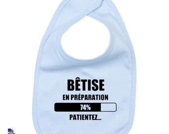 Bavoir "Bêtise en préparation...Patientez"  - cadeau naissance bleu, rose ou beige