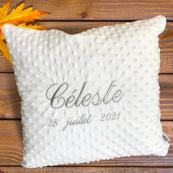 Coussin blanc personnalisé au fil d'argent avec le prénom et la date de naissance tissu Minki blanc ultra doux