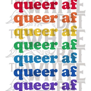 Puede incluir: Un diseño gráfico colorido con las palabras "queer af" en arcoíris. El texto está superpuesto a un diseño transparente, con las palabras "THE WHITE BAT" visibles en el fondo.