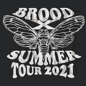 Op de afbeelding: Zwart-wit grafisch ontwerp van een cicada-insect met de tekst "BROOD X SUMMER TOUR 2021" eromheen.