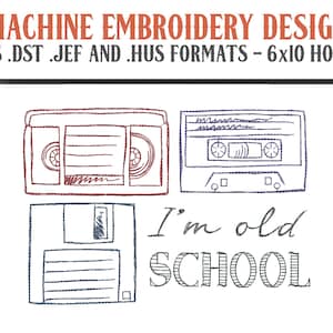 Puede incluir: Diseño de bordado a máquina de una cinta de casete, un disquete y una cinta VHS con el texto "I'm old school".