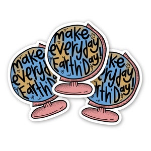 以下が含まれることがあります： 「Make everyday Earth Day!」と書かれた地球儀の形をしたステッカーが3つ。地球儀は青と黄色で、台座はピンクです。