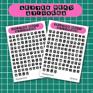 以下が含まれることがあります： 「LETTER BEAD STICKERS」と書かれたピンク色のヘッダーが付いた、文字ビーズステッカーの2枚のシート。各シートには、黒い文字と数字のグリッドがあります。背景は緑色のグリッドです。