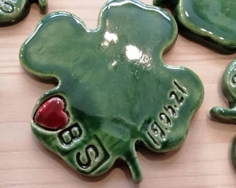 Personalized Four Leaf Clover Wedding Favor – Ceramic Lucky Magnet with Initials & Date | Heart Detail Keepsake (20 pieces)