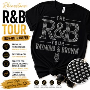 Può includere: Una t-shirt nera con un trasferimento termoadesivo in strass che riporta il testo THE R&B TOUR RAYMOND & BROWN e un grafico a microfono. Un inserto circolare mostra un primo piano degli strass argentati e degli occhiali da sole neri.