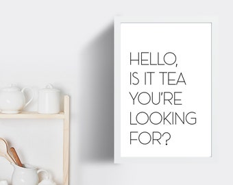 Puede incluir: Impresión enmarcada en blanco con texto negro que dice "HELLO, IS IT TEA YOU'RE LOOKING FOR?"
